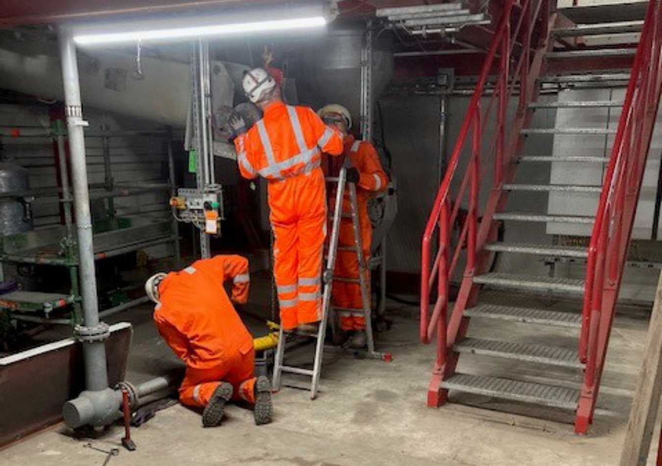 Het uitvoeren van inspectie op locatie door Freeweld medewerkers.